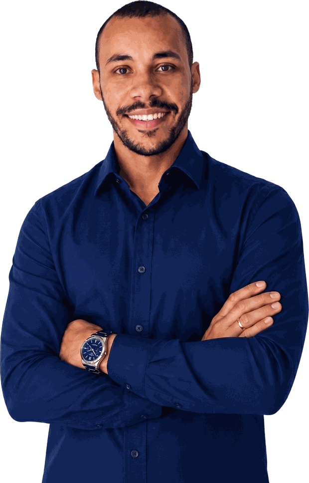 Dr. Max Rosa, cirurgião-dentista da Max Odonto, de braços cruzados e sorrindo